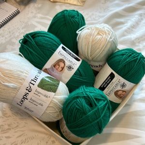 Loops and treads impeccable brand new, 7 pieces; color green and white.